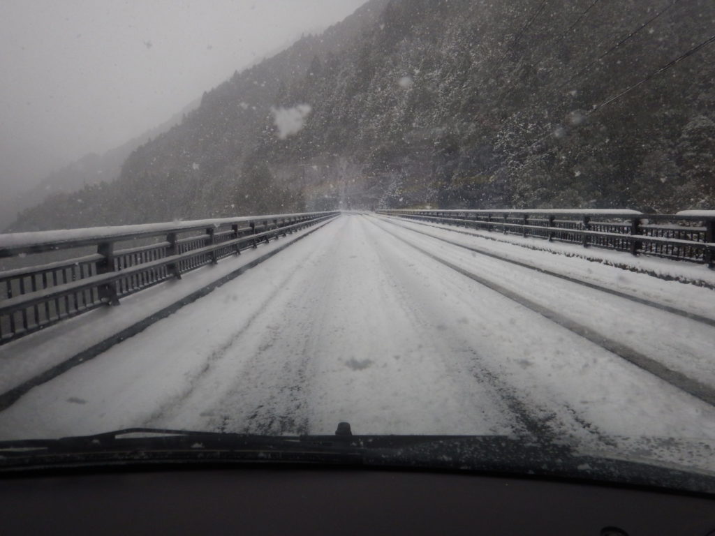 橋に積もり始めた雪