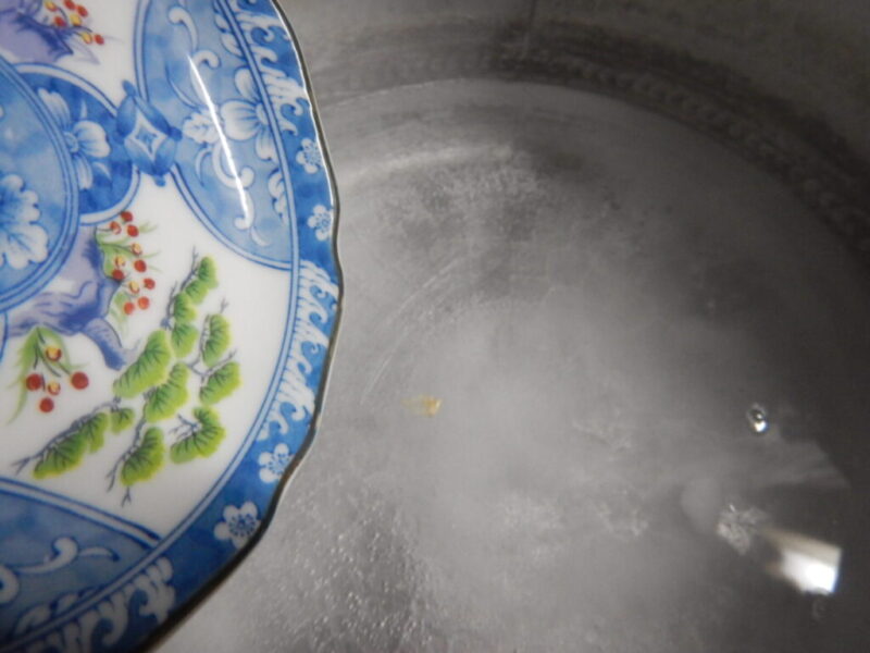 沸かせた湯に塩と重曹を投入