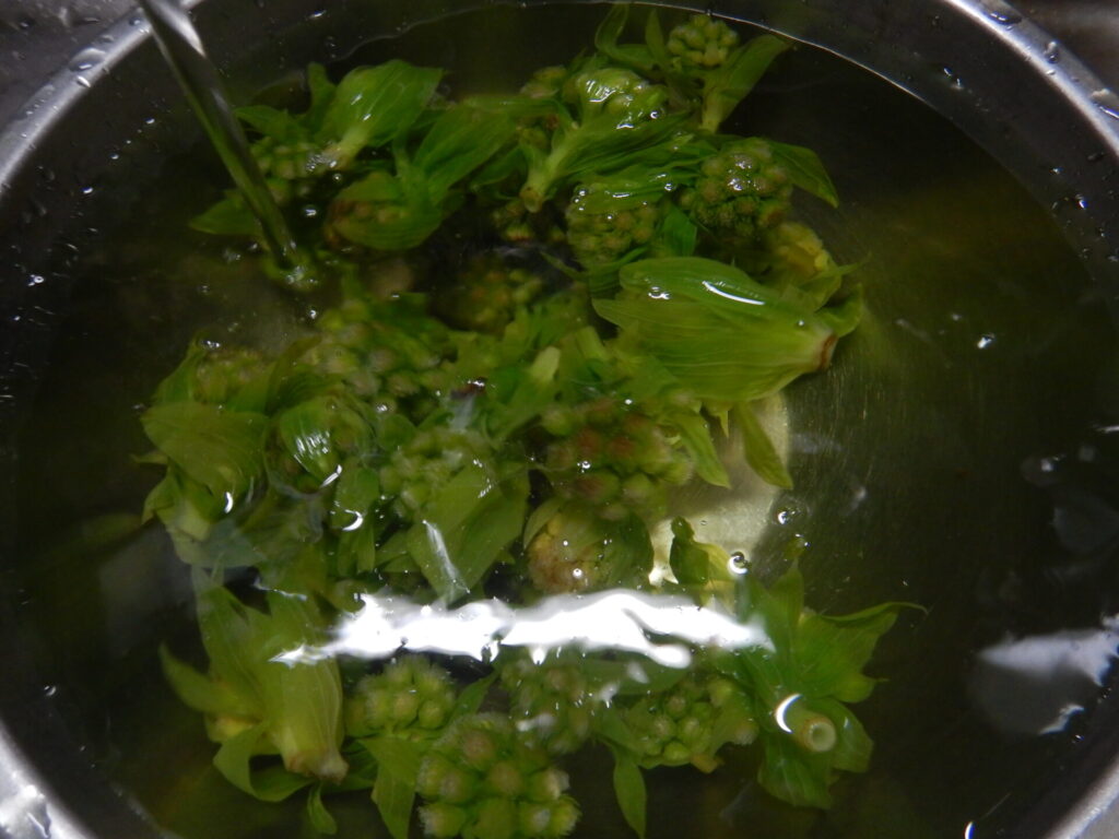茹でた後、冷水につけます