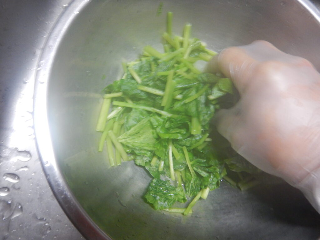 湯を切り、よく揉みます