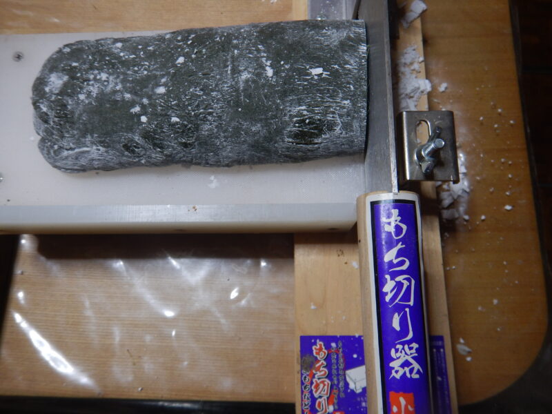 もち切り器で切る餅